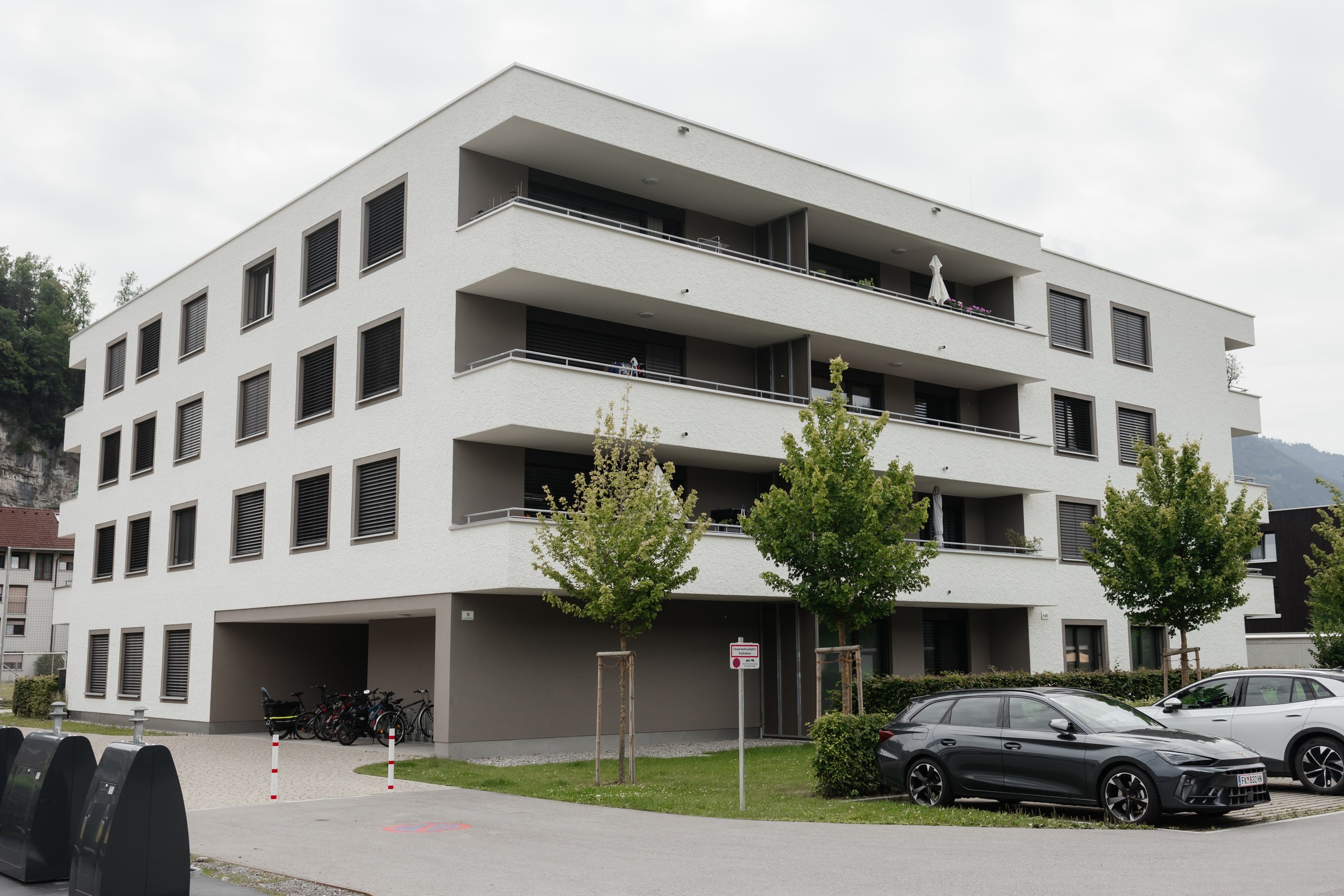 Außenansicht der Ordination Dr. Lennart Buck in Feldkirch mit Parkplätzen direkt vor dem Eingang