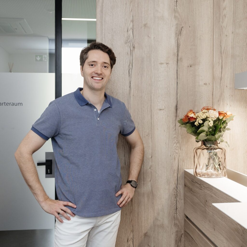 Dr. Lennart Buck, Urologe in Feldkirch, am Empfang seiner Ordination – persönlicher Empfang für Patientinnen und Patienten